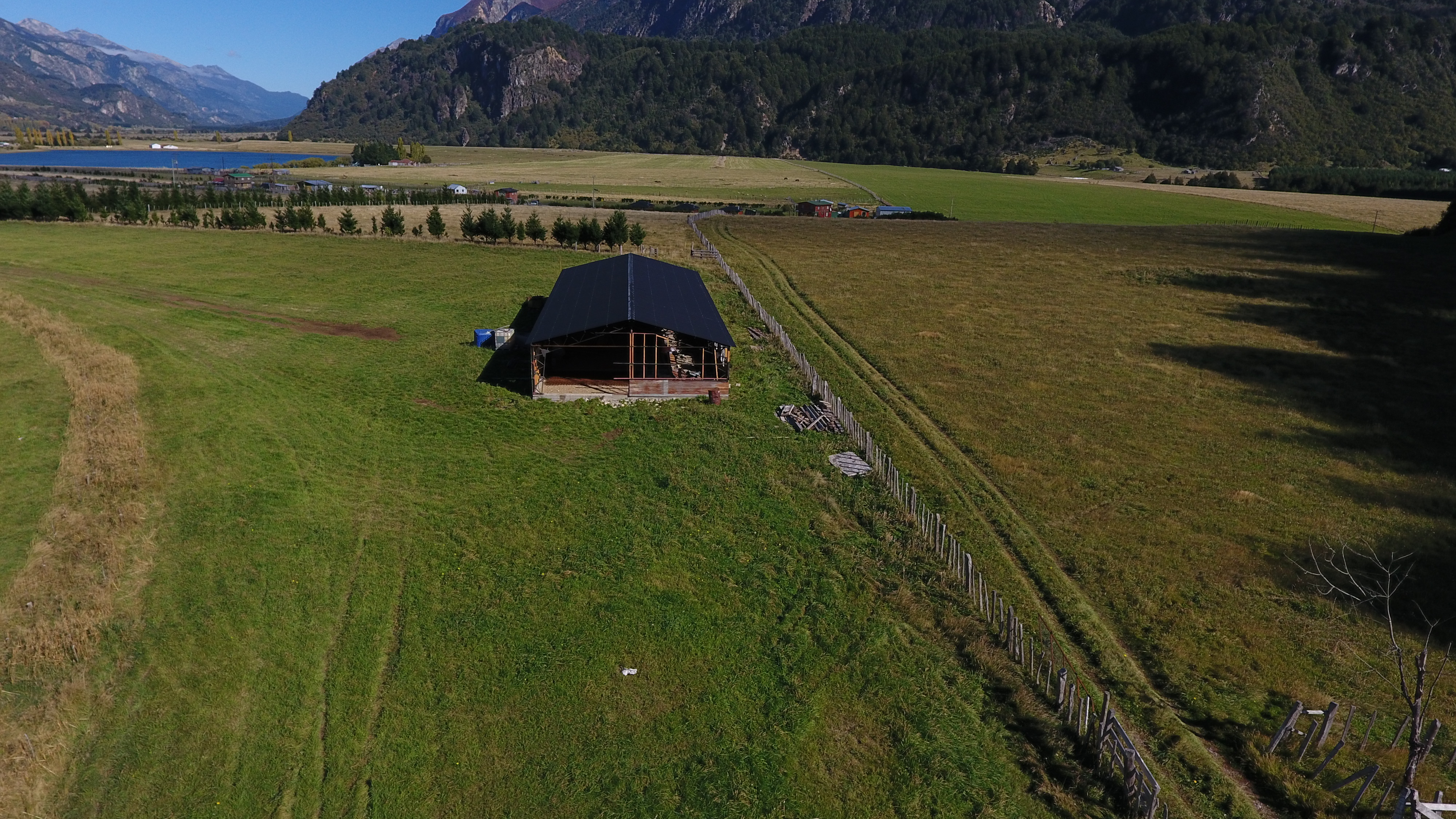 Agroindustria Productos La Baguala con la laguna y el valle de Manihuales al fondo, Fundo La Pampita, Aysén